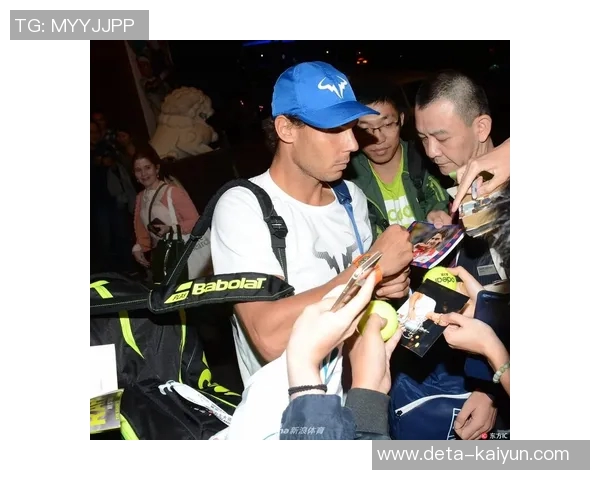 妮基-妮可今天再次送亚马尔去训练，并为现场等候的球迷签名