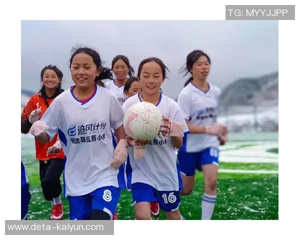 足球场惊现“飞踹”事件，凉山官方紧急道歉引发社会广泛关注